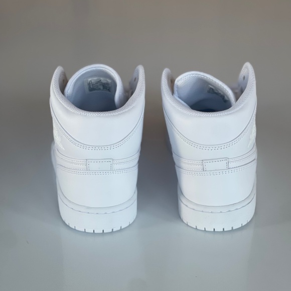 Unworn Nike Air Jordan 1 Mid Triple White US Men\'s 9.5 main image 4